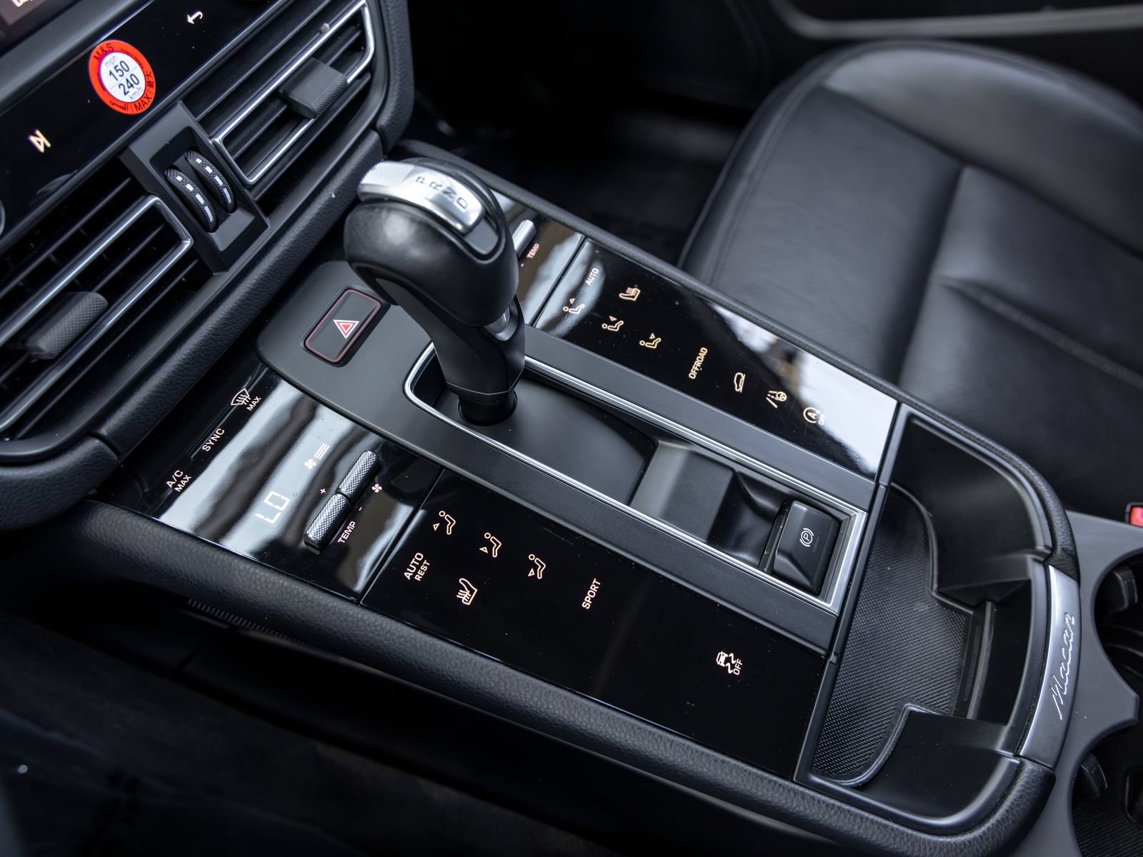 Certified 2023 Porsche Macan AWD/4WD image 36