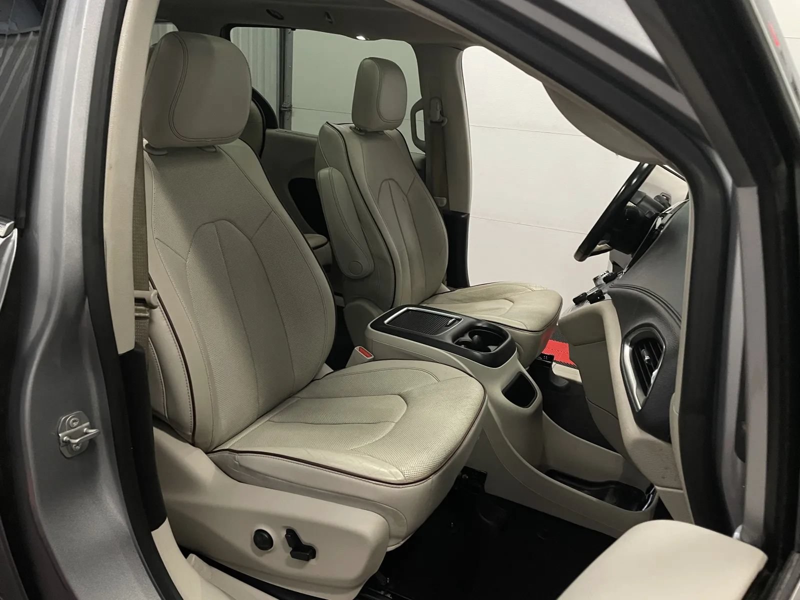 Used 2020 Chrysler Pacifica Limited FWD image 44