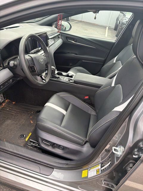 Used 2025 Toyota Camry SE w/ Convenience Package image 4