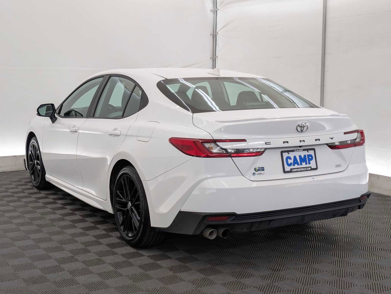 Used 2025 Toyota Camry SE image 4