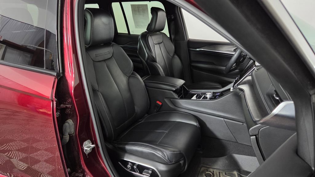 Used 2022 Jeep Grand Cherokee Overland w/ Luxury Tech Group IV image 40