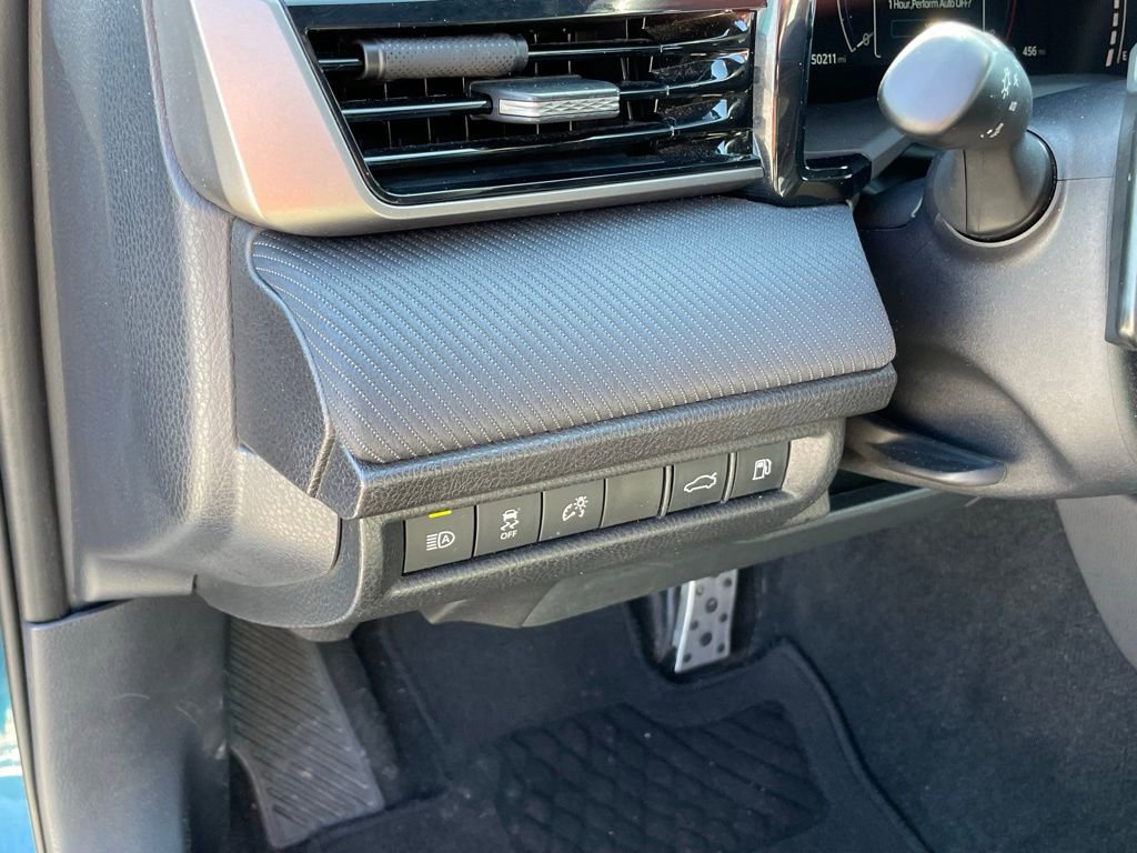 Used 2025 Toyota Camry SE image 12