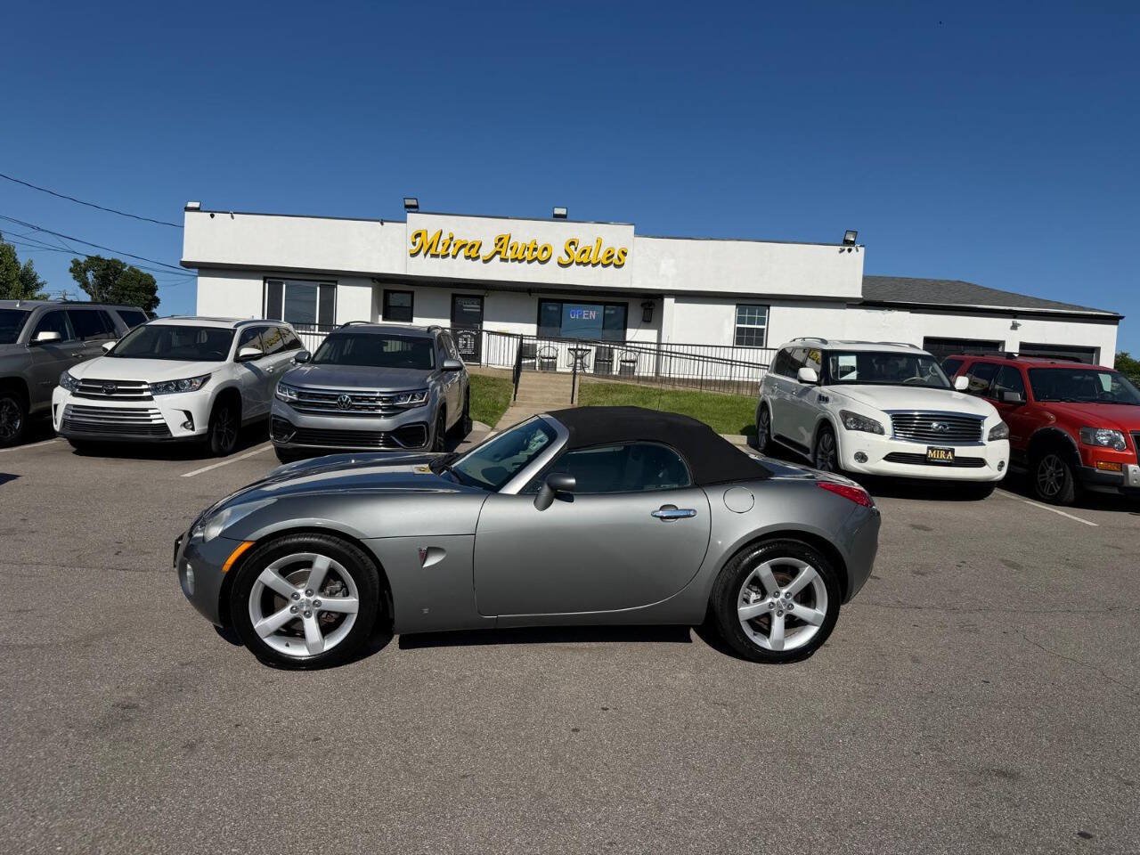 Used 2006 Pontiac Solstice Convertible w/ Premium Package RWD image 2