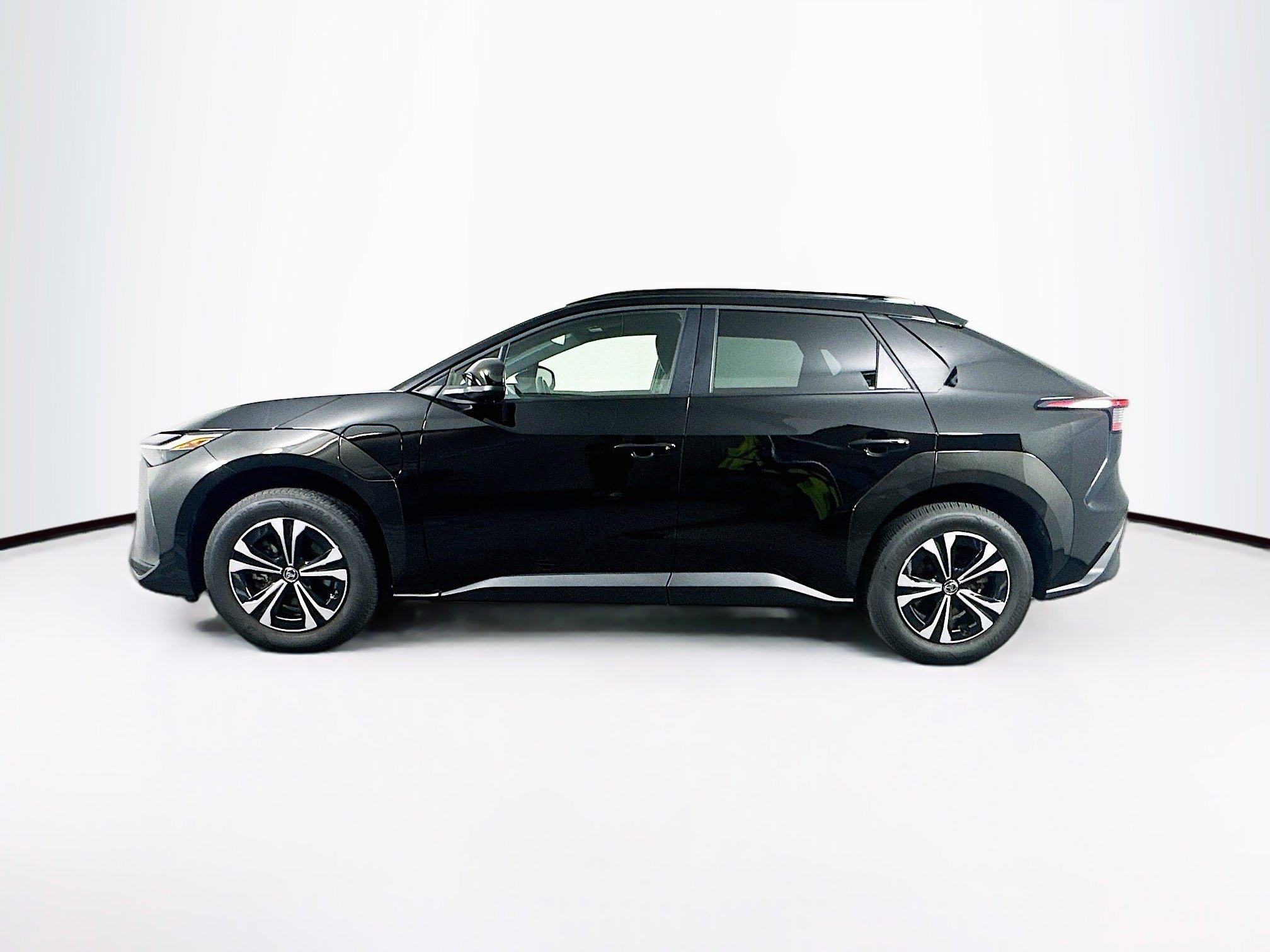 Used 2025 Toyota bZ4X AWD w/ Weather Package image 4