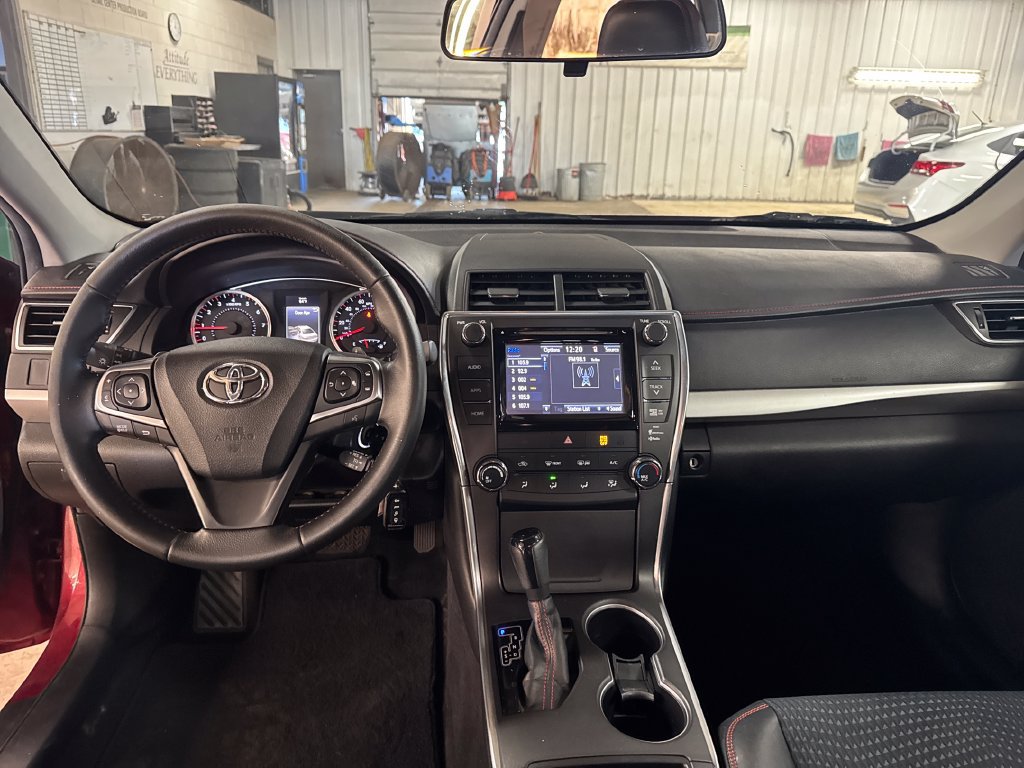 Used 2015 Toyota Camry SE FWD image 18