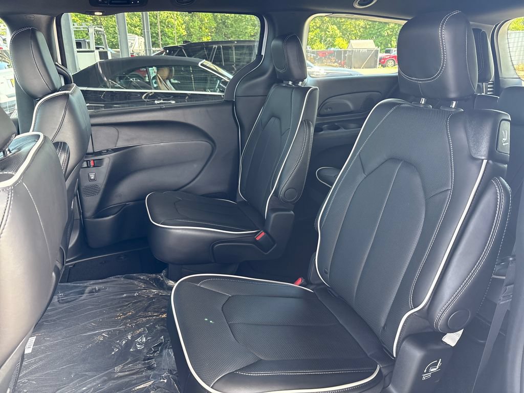 New 2027 Chrysler Pacifica Limited AWD/4WD image 23