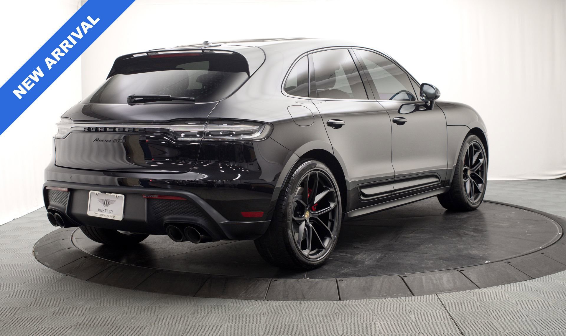 Used 2023 Porsche Macan GTS w/ GTS Sport Package AWD/4WD image 3