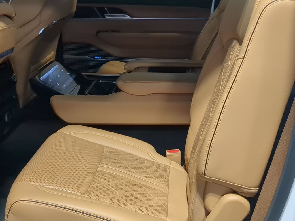 Used 2022 Jeep Grand Wagoneer Series III AWD/4WD image 22