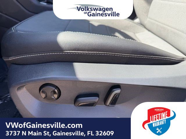 Certified 2024 Volkswagen Taos SE image 18