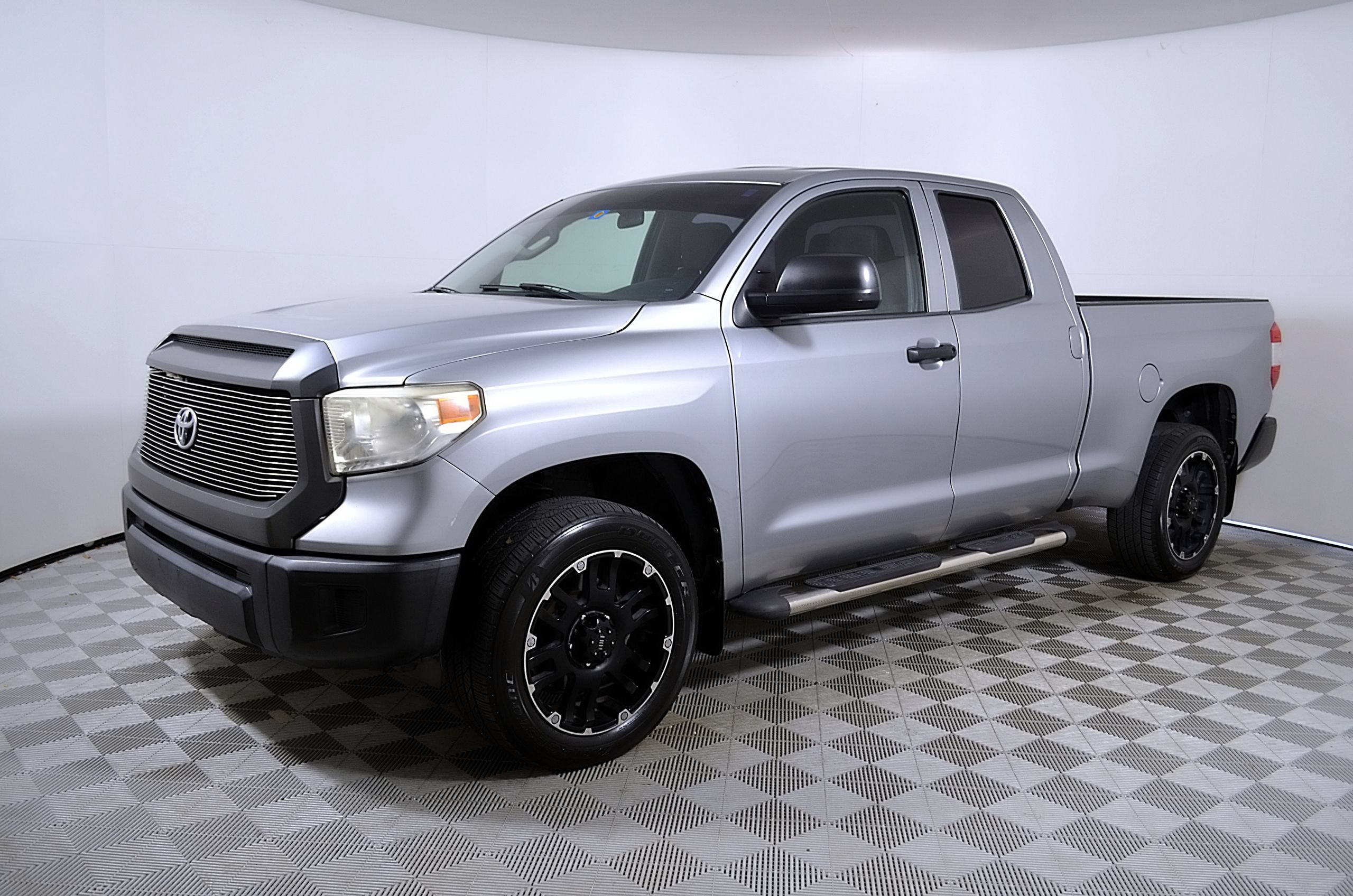 Used 2015 Toyota Tundra SR w/ Tow Package RWD image 3