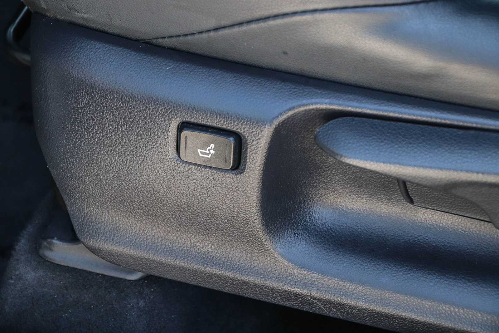 Used 2019 Toyota C-HR Limited FWD image 21