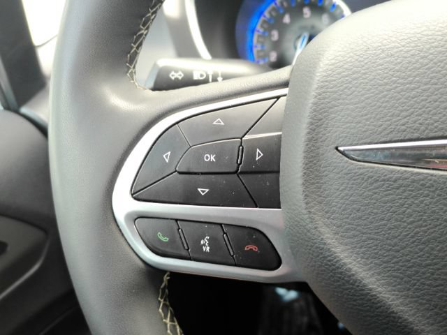 Used 2025 Chrysler Pacifica Select FWD image 39