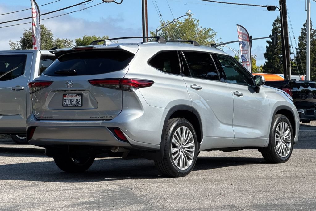 Used 2022 Toyota Highlander Platinum AWD/4WD image 3