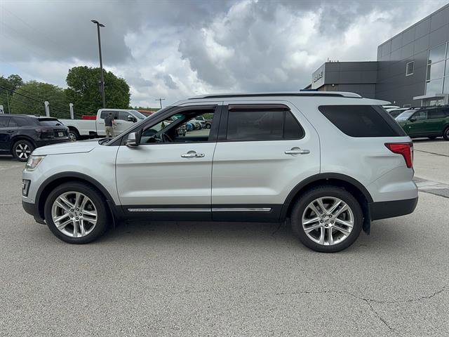 Used 2016 Ford Explorer Limited w/ Equipment Group 301A AWD/4WD image 2