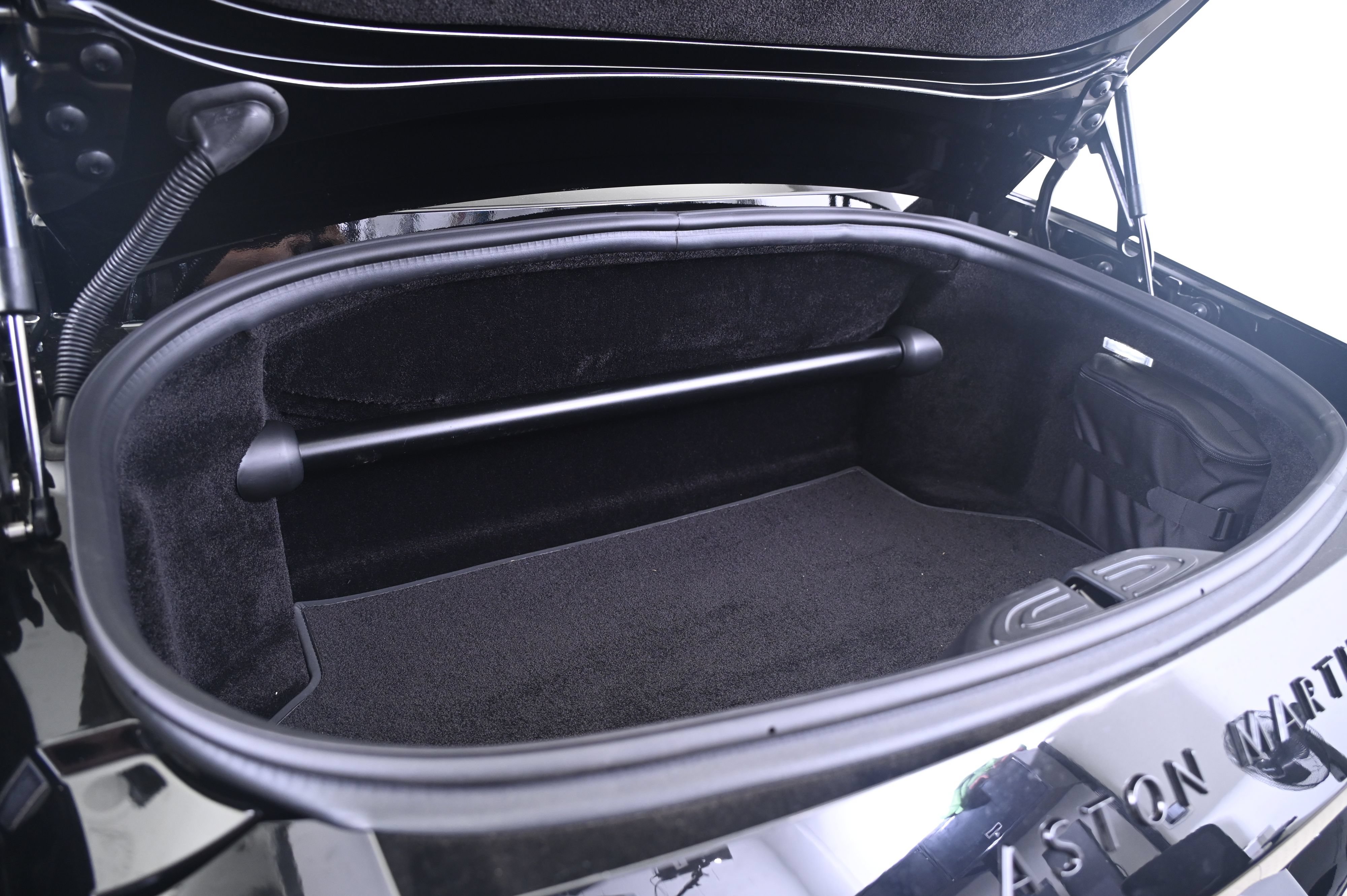 Used 2026 Aston Martin V8 Vantage Coupe RWD image 18