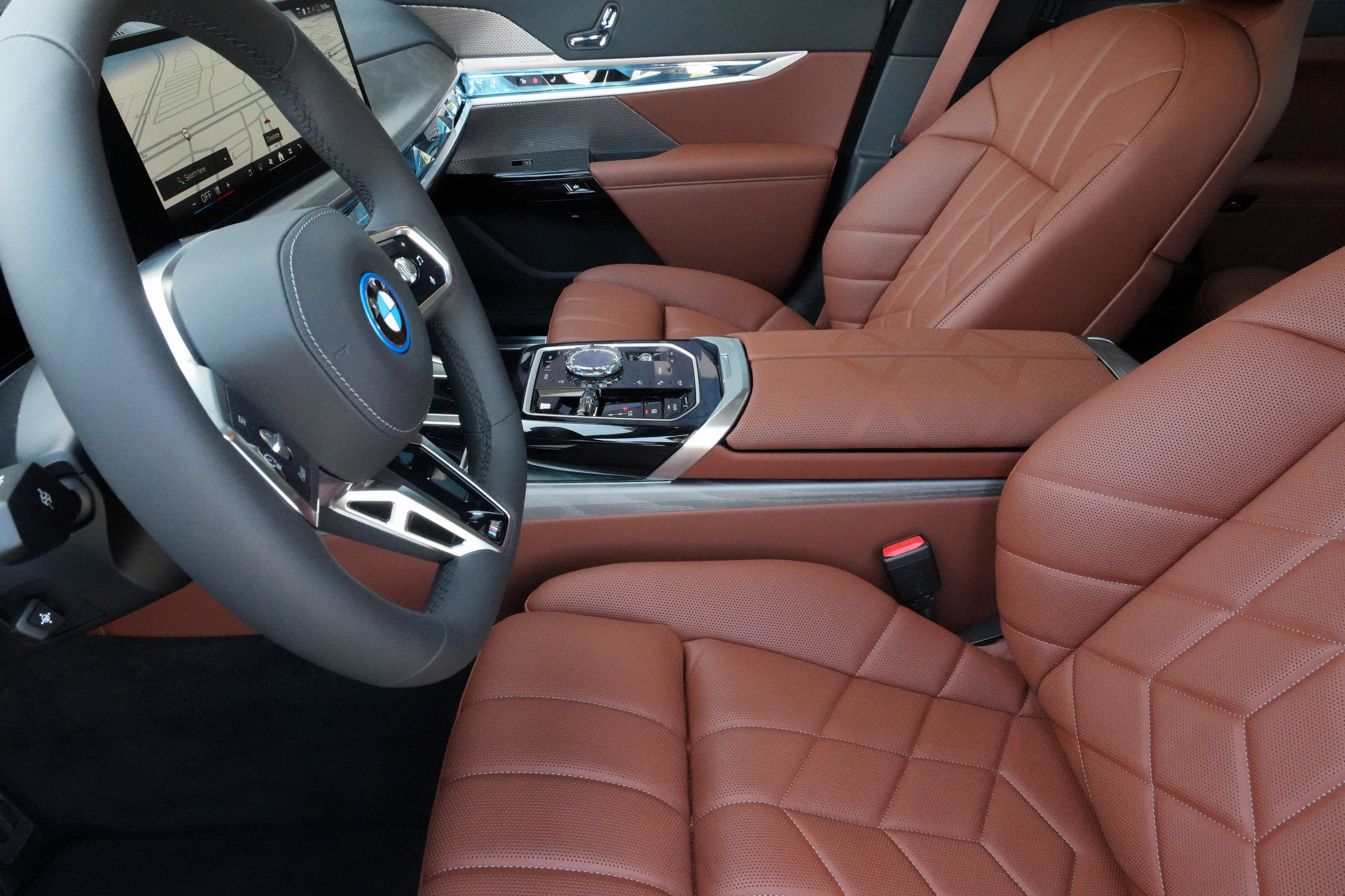 Used 2026 BMW 750e xDrive AWD/4WD image 9