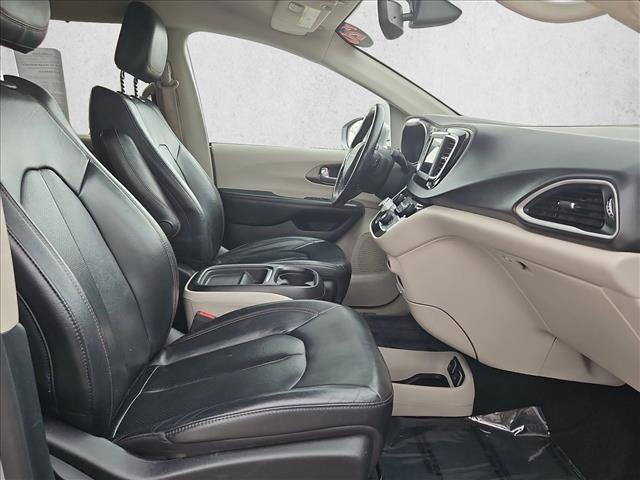 Used 2020 Chrysler Pacifica Touring-L FWD image 20