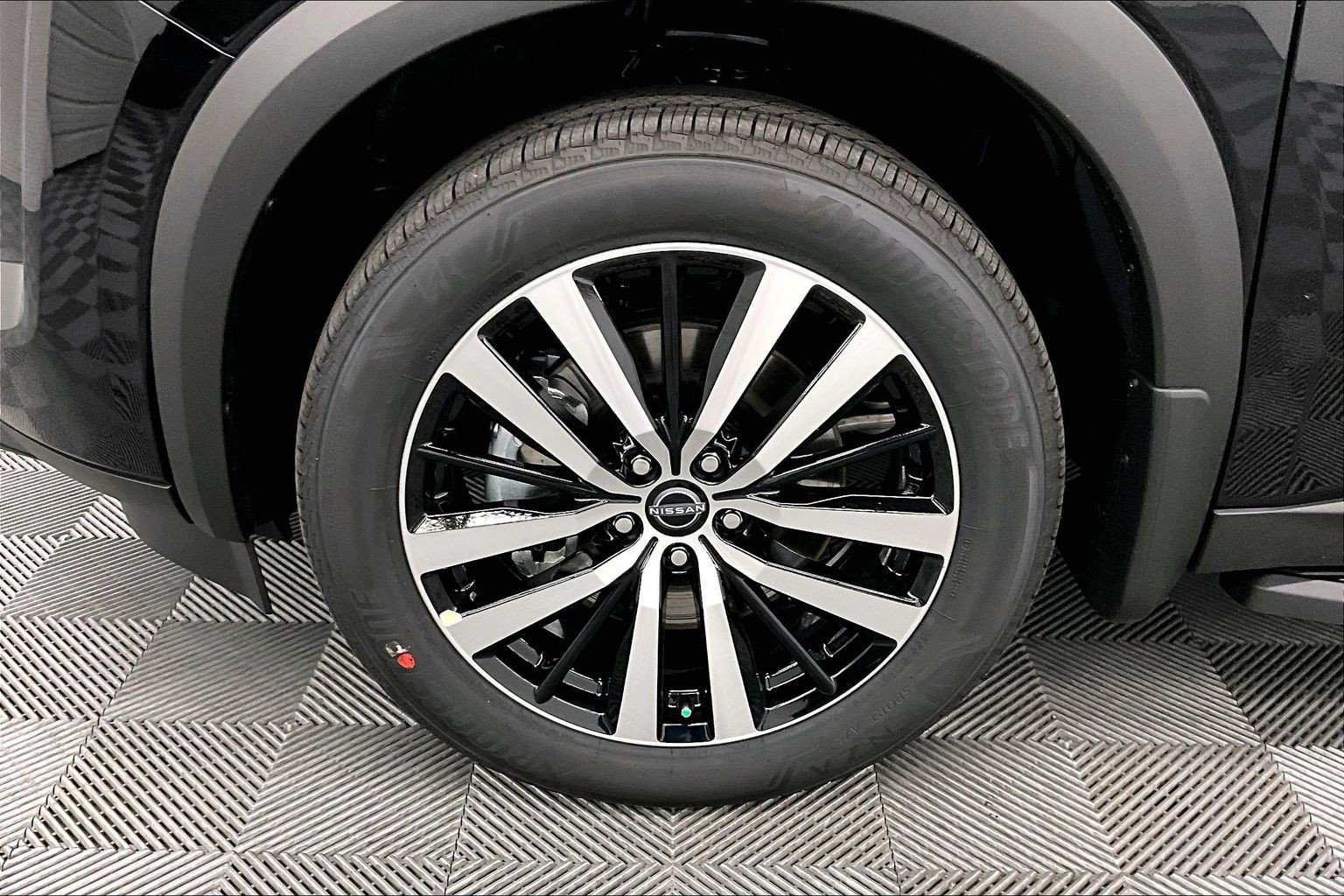 New 2025 Nissan Pathfinder Platinum w/ Lighting Package (N93) AWD/4WD image 24