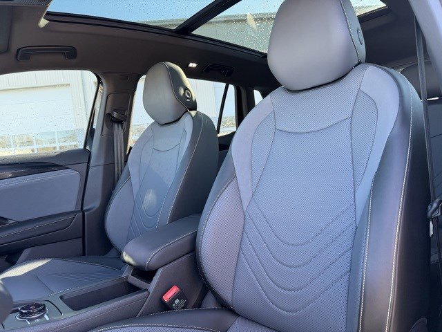 Used 2025 Volkswagen Tiguan SE R-Line image 13