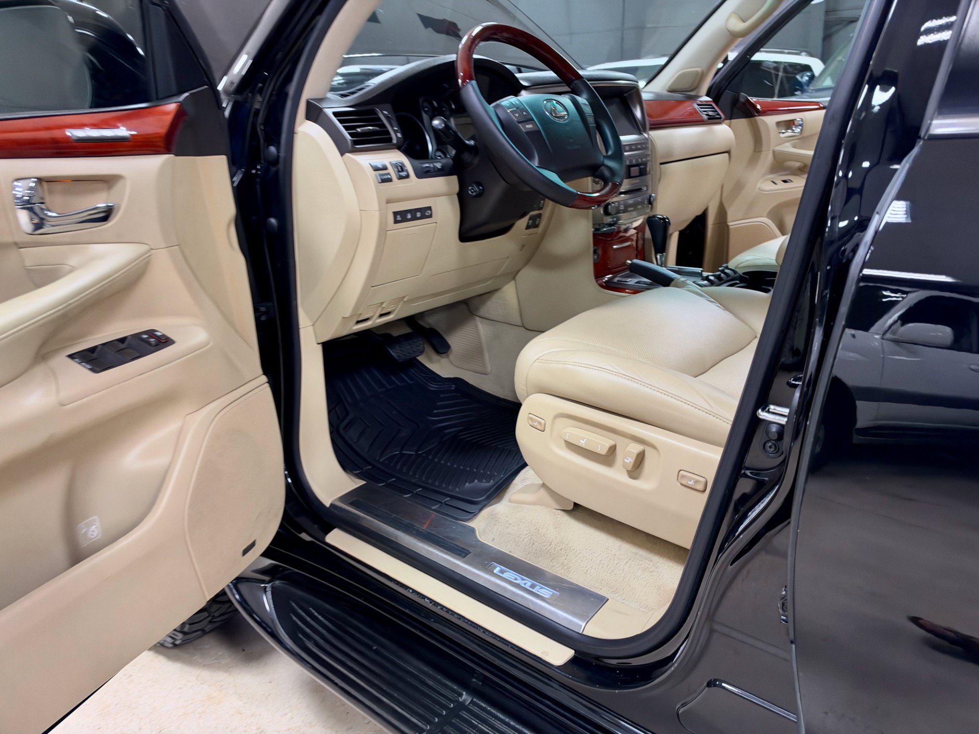 Used 2009 Lexus LX 570 4WD w/ Preferred Accessory Pkg image 18