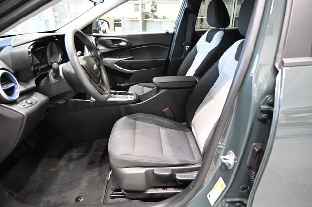 Used 2025 Chevrolet Trax LS w/ LS Convenience Package FWD image 9
