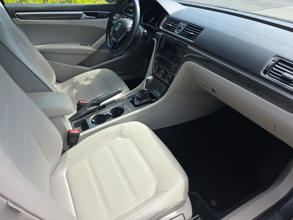 Used 2017 Volkswagen Passat 1.8T SE FWD image 15