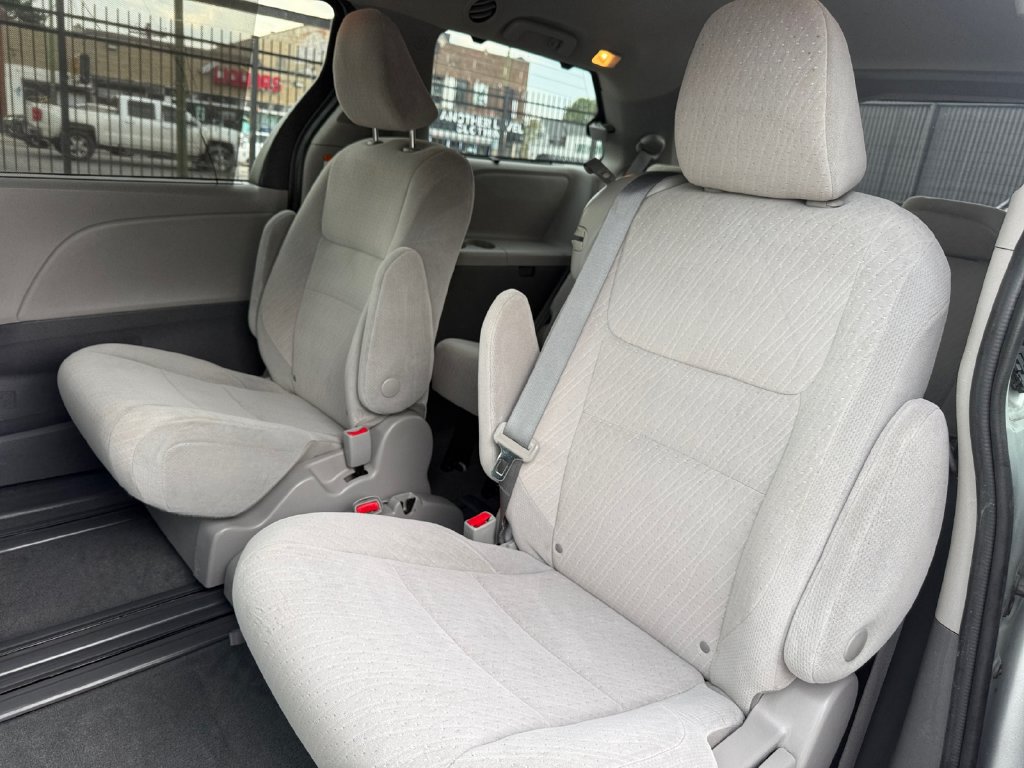 Certified 2020 Toyota Sienna LE FWD image 28