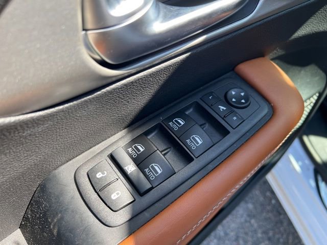 Used 2025 Chrysler Pacifica Pinnacle w/ Trailer Tow Group AWD/4WD image 13