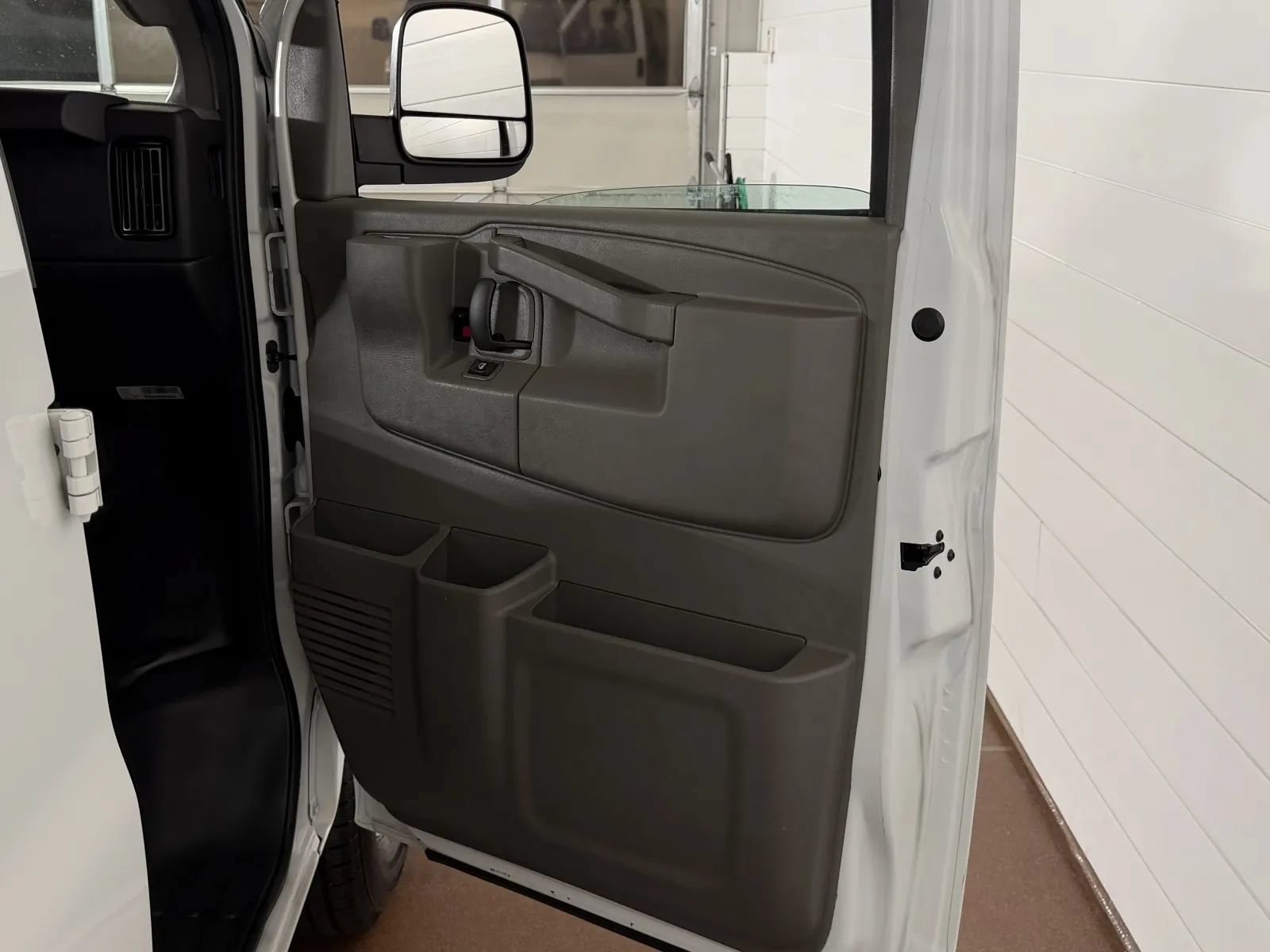 Used 2018 Chevrolet Express 2500 RWD image 30