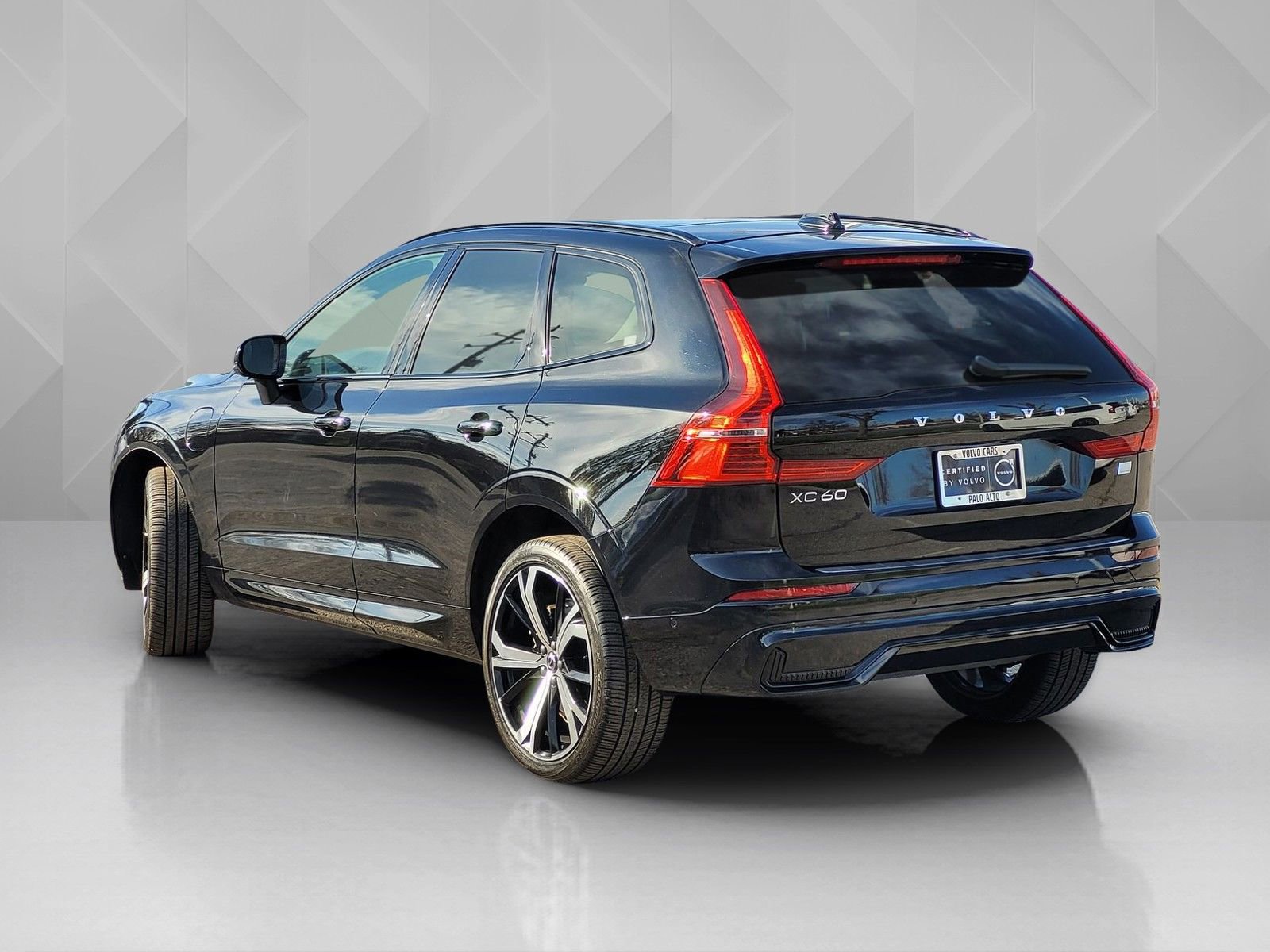 Certified 2024 Volvo XC60 T8 Ultimate w/ Protection Package Premier image 4