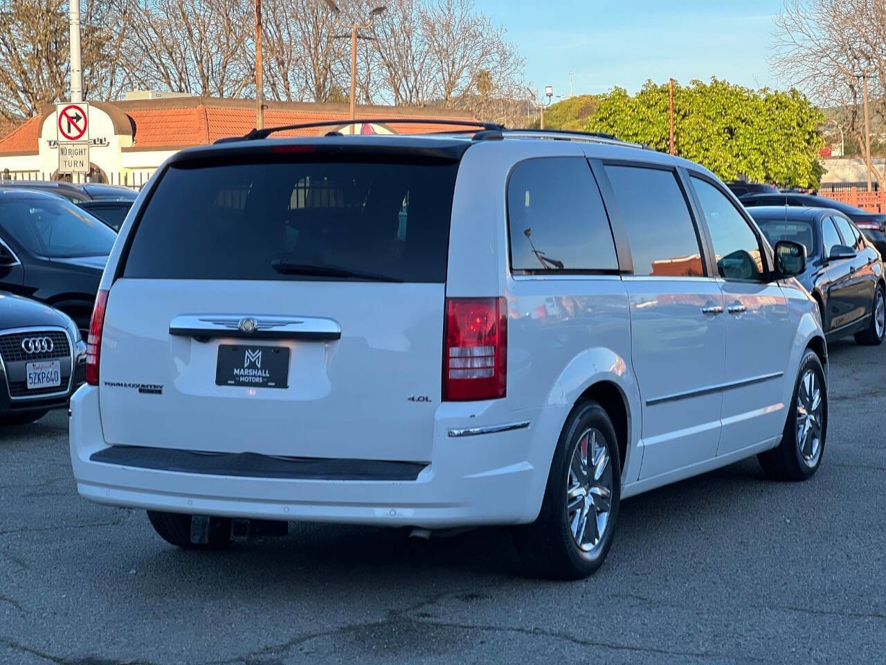Used 2008 Chrysler Town & Country Limited w/ Trailer Tow Group image 4