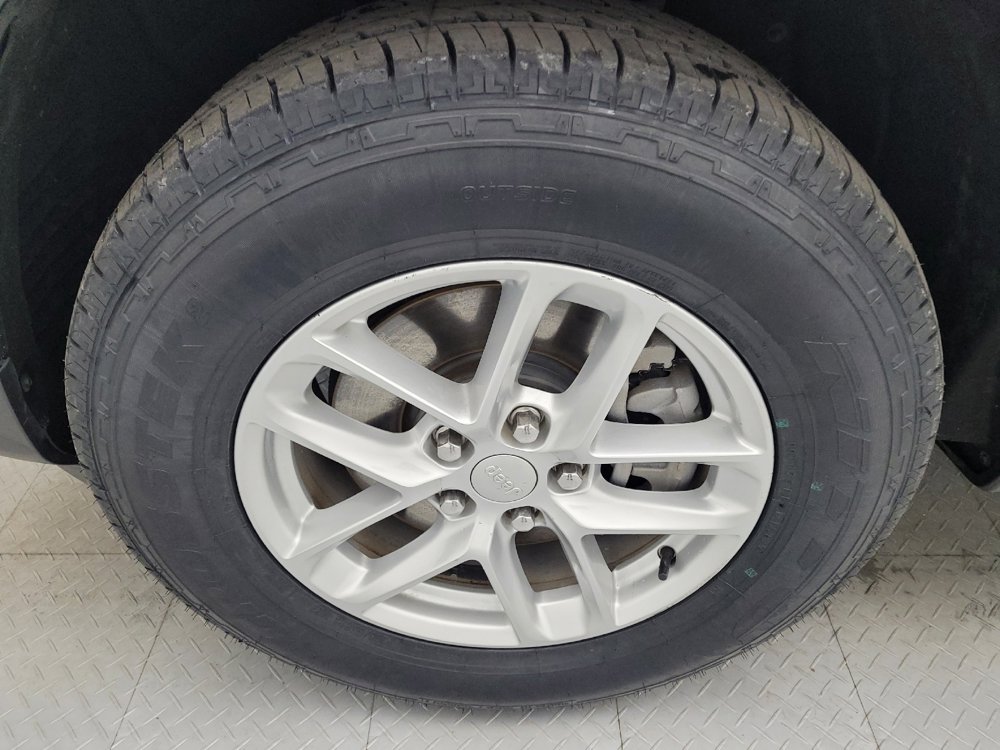 Used 2023 Jeep Grand Cherokee L Laredo image 31