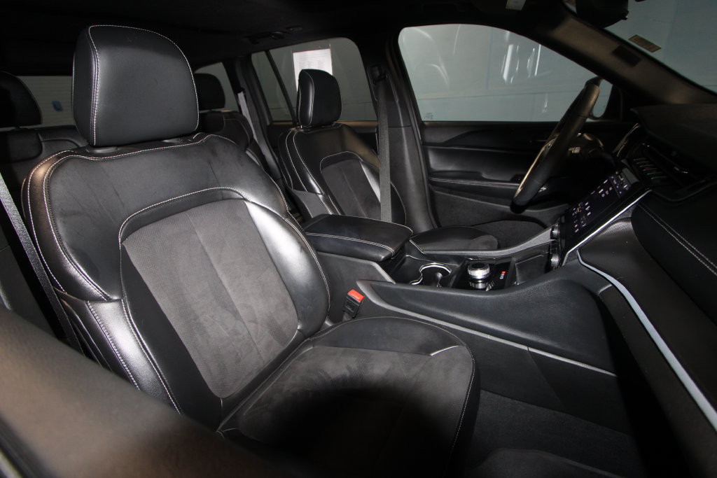 Used 2024 Jeep Grand Cherokee Altitude AWD/4WD image 23