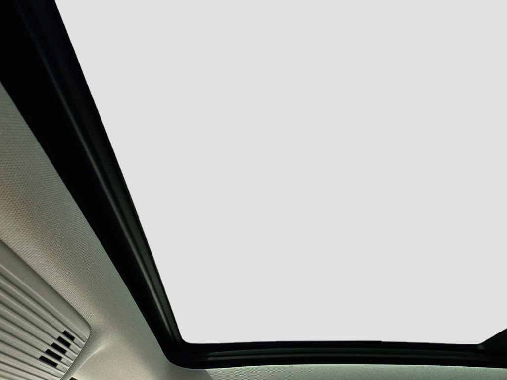Used 2025 Volkswagen Tiguan SE w/ Panoramic Sunroof Package AWD/4WD image 23