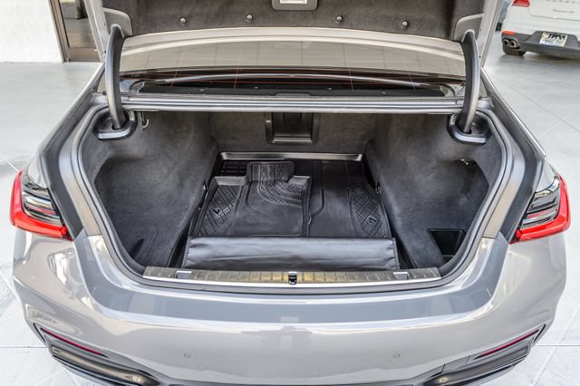 Used 2022 BMW 740i w/ M Sport Package RWD image 11
