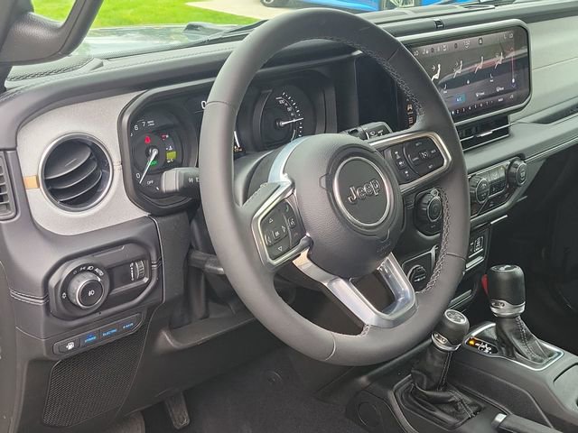 Used 2025 Jeep Wrangler Unlimited Sahara AWD/4WD image 6