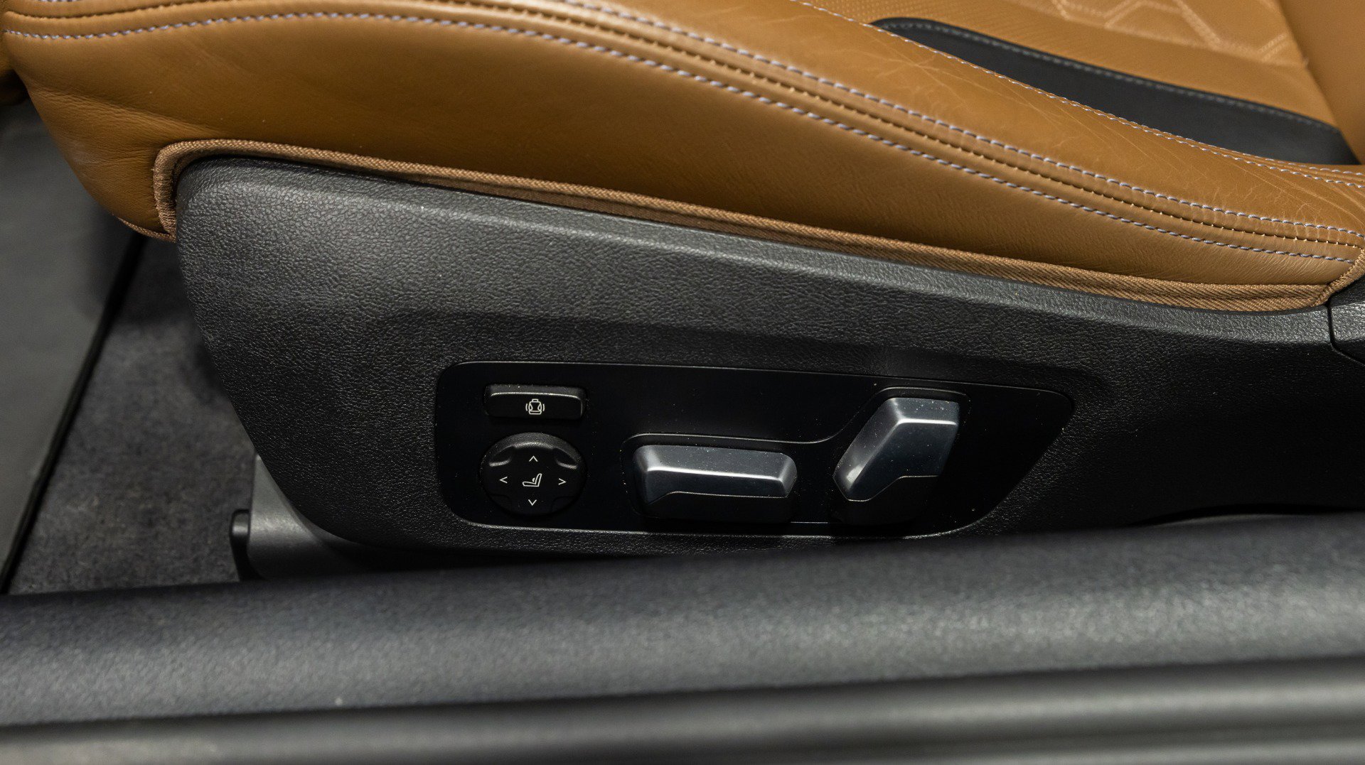 Used 2023 BMW M8 Competition image 45