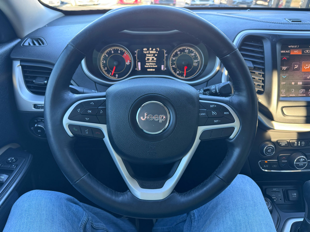 Used 2016 Jeep Cherokee Latitude w/ Comfort/Convenience Group image 16