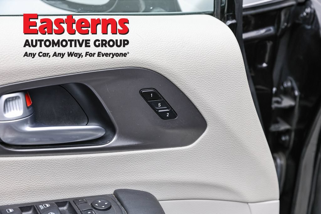 Used 2024 Chrysler Pacifica Limited FWD image 21