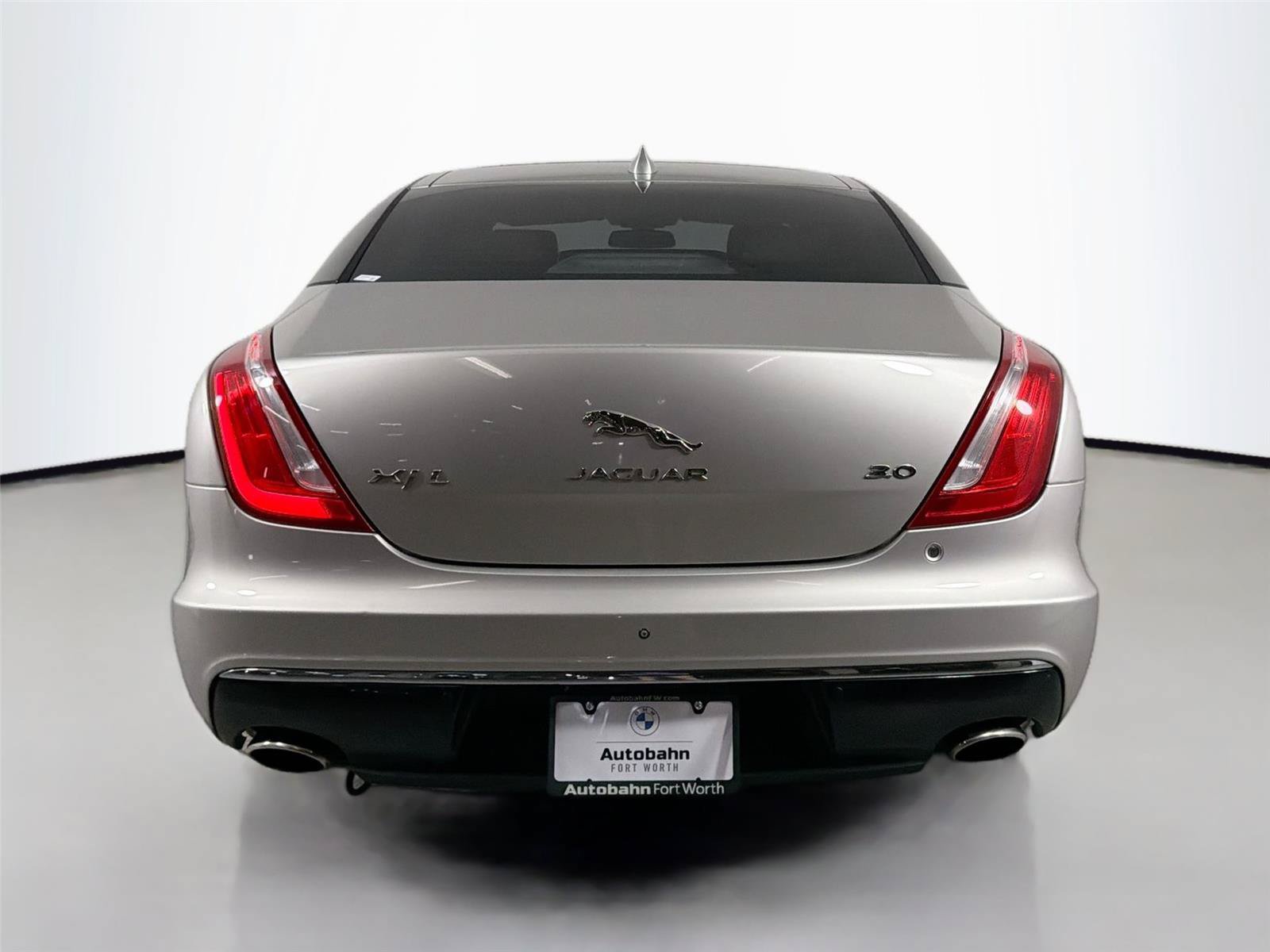 Used 2017 Jaguar XJ L Portfolio RWD image 7