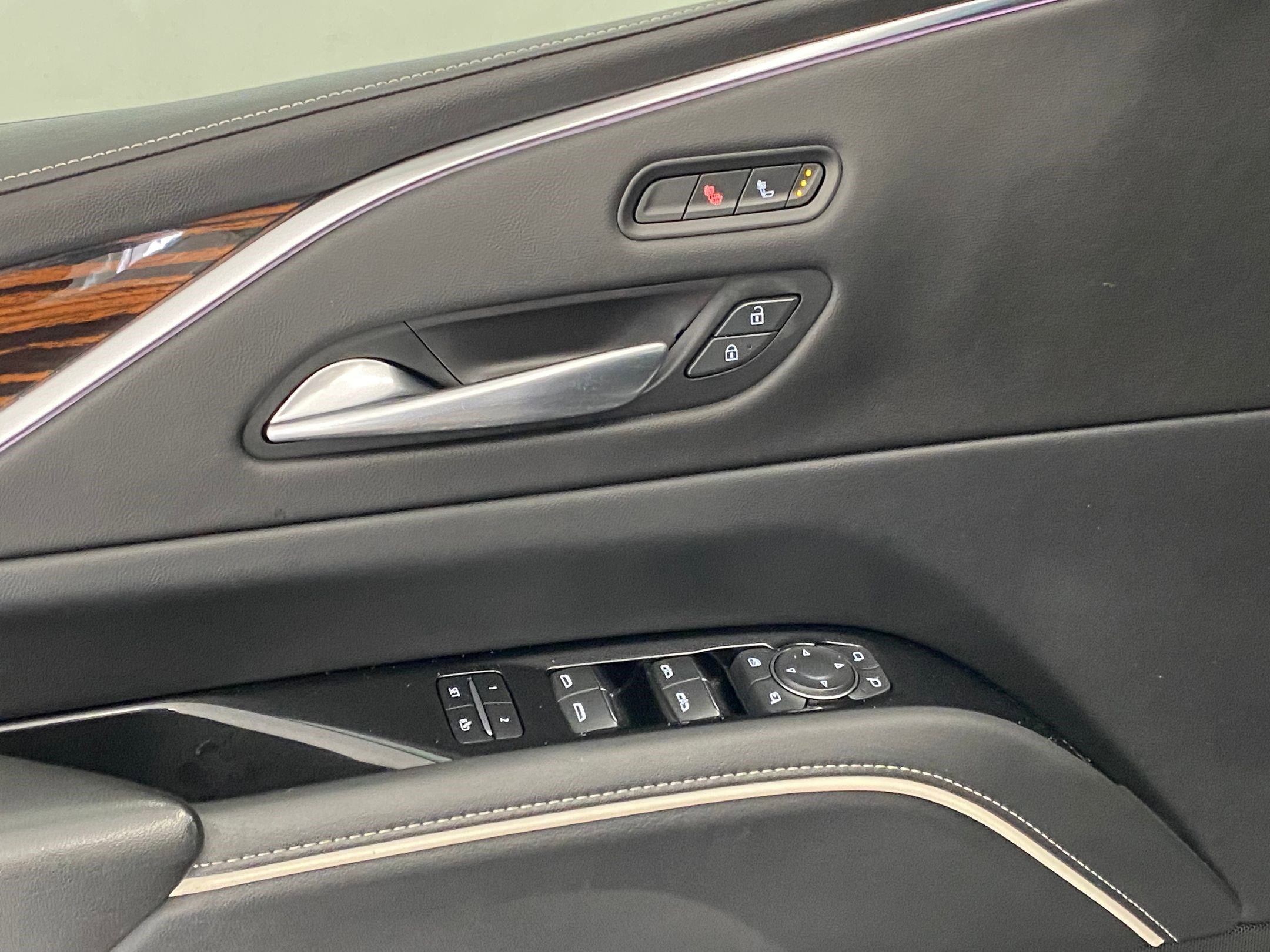 Used 2022 Cadillac Escalade Luxury image 12