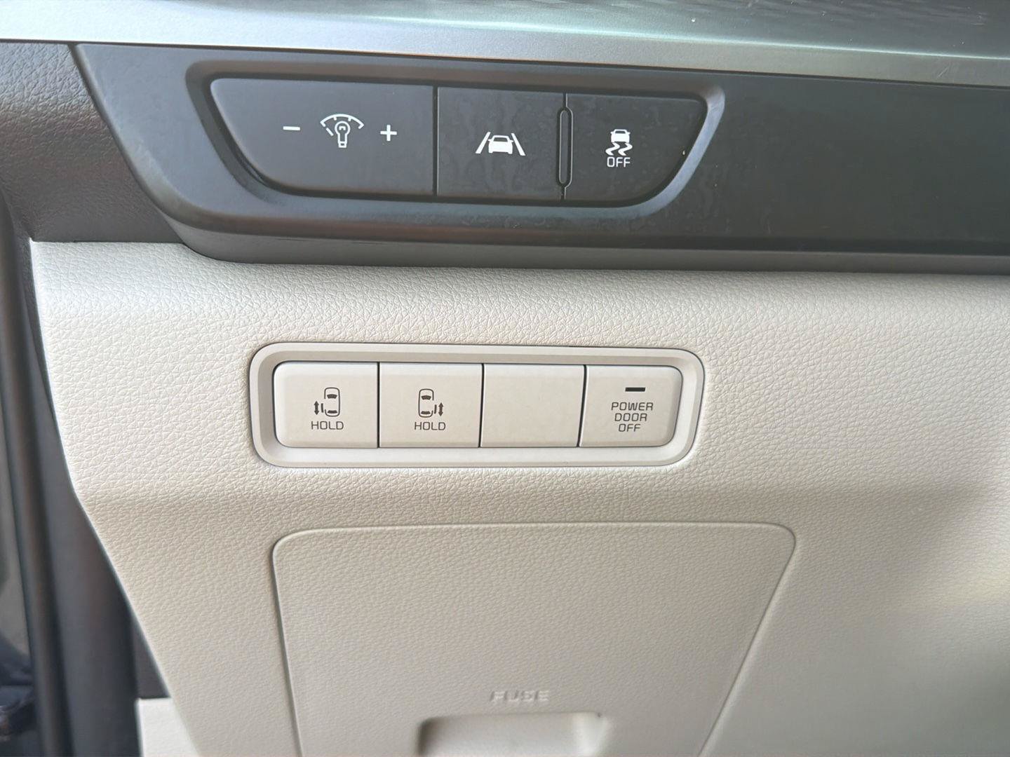 Used 2022 Kia Carnival LX FWD image 17
