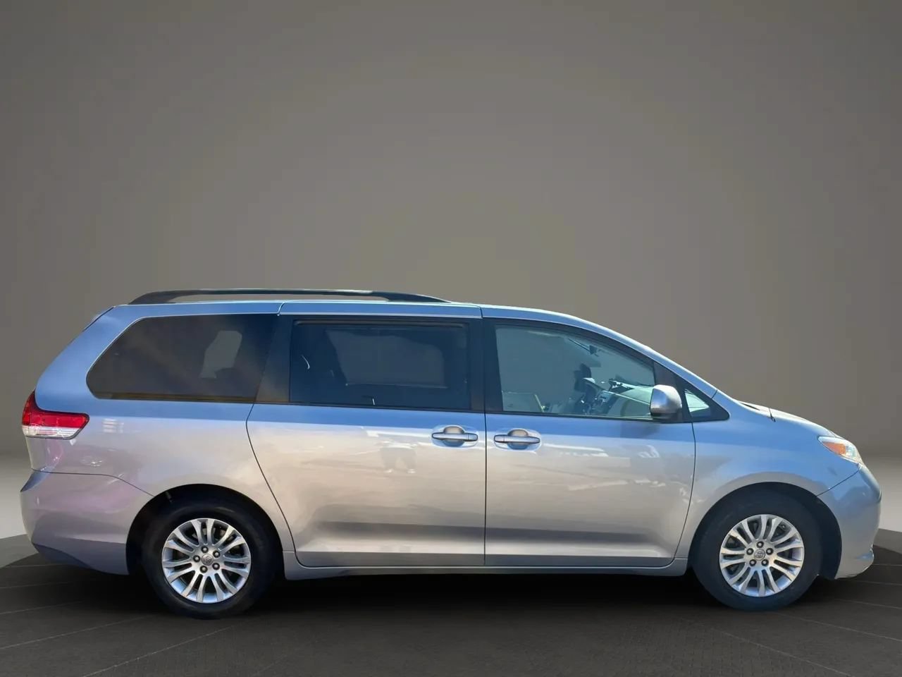 Used 2013 Toyota Sienna XLE FWD image 4