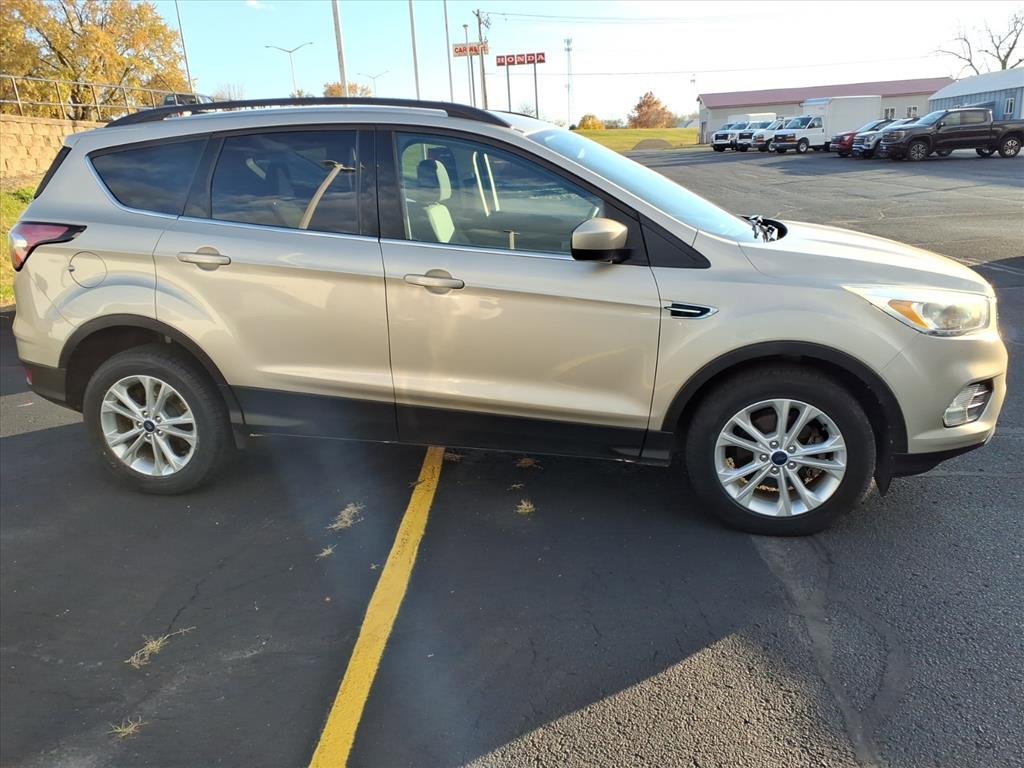 Used 2017 Ford Escape SE image 2