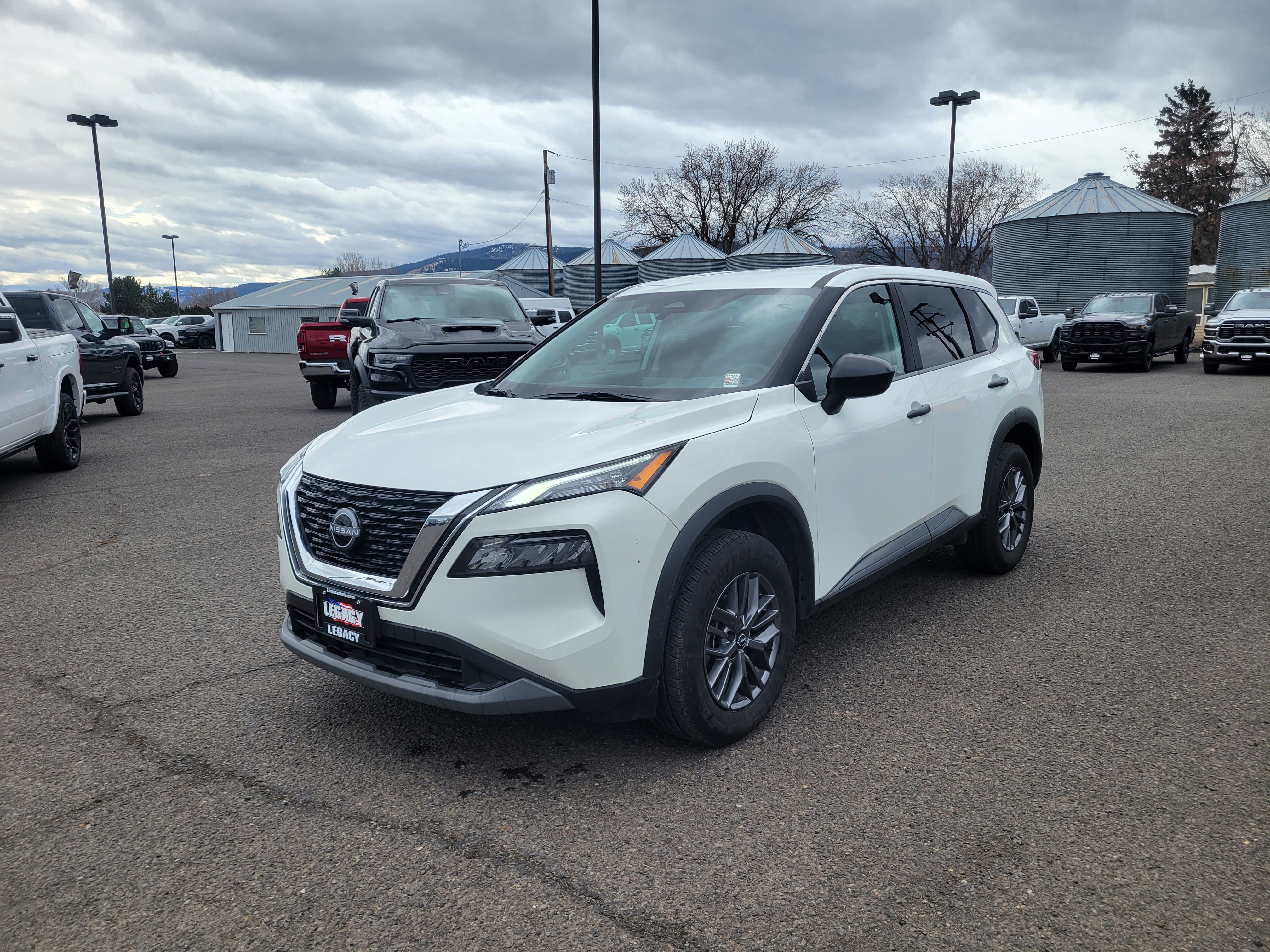 Used 2023 Nissan Rogue S AWD/4WD image 14