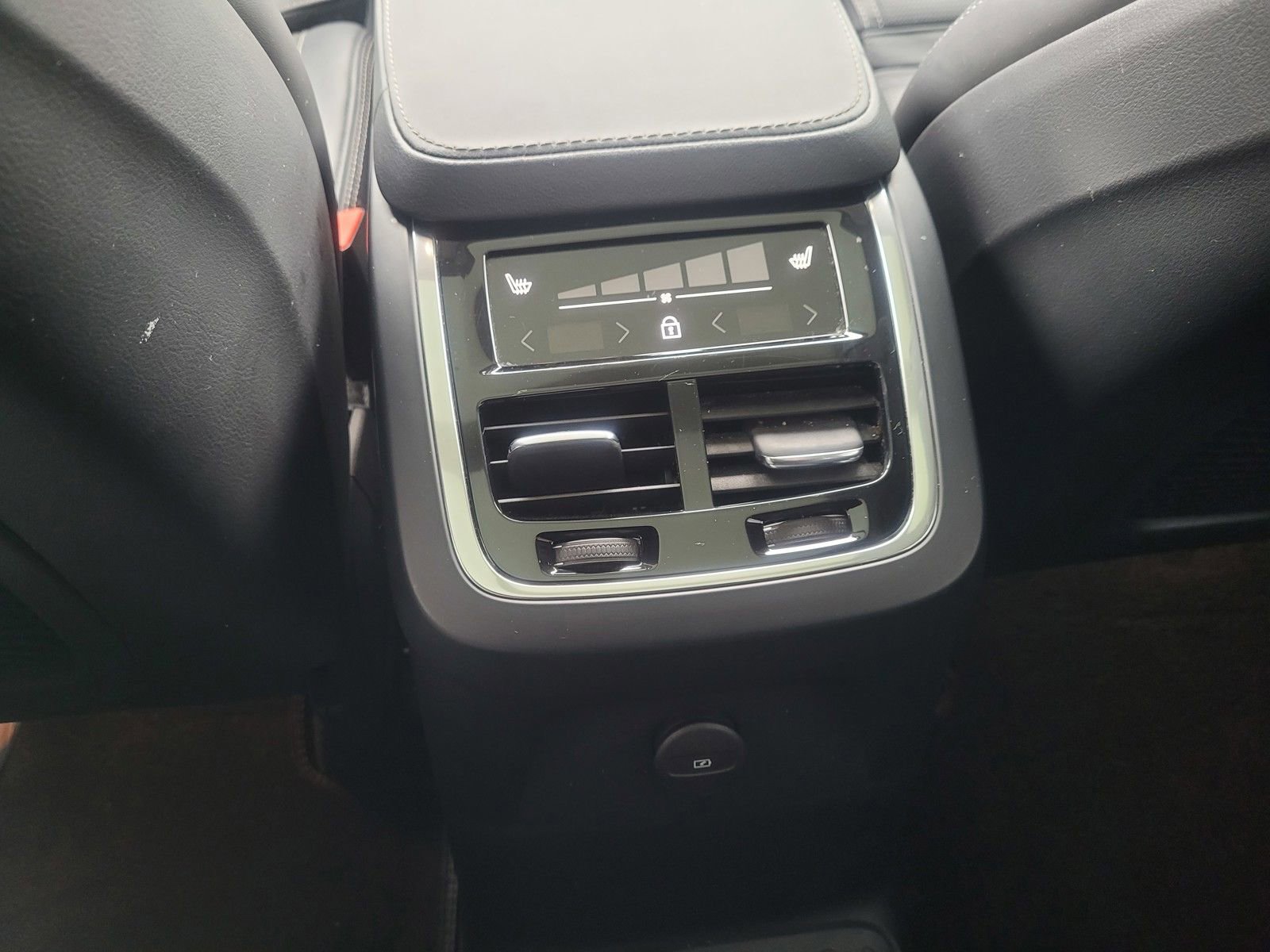 Certified 2023 Volvo XC90 T8 Ultimate w/ Protection Package Premier image 15