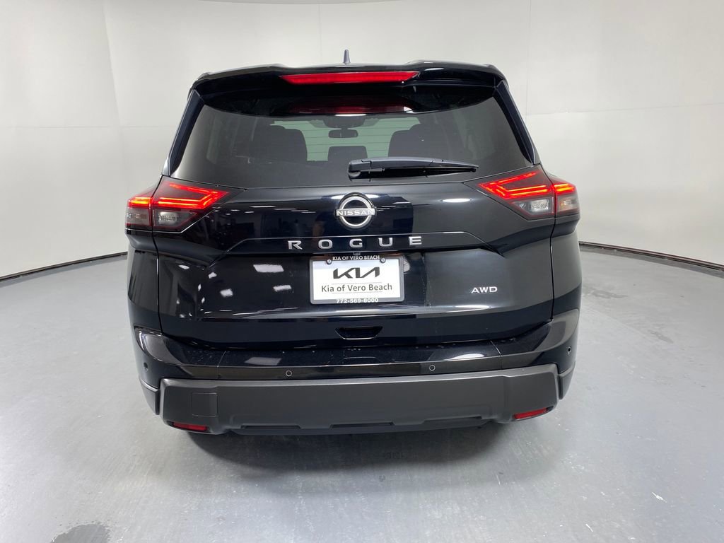 Used 2025 Nissan Rogue S image 5