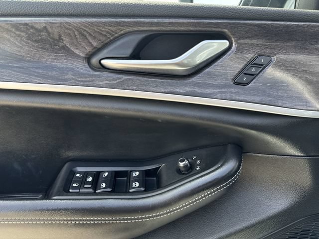 Used 2023 Jeep Grand Cherokee Limited AWD/4WD image 23