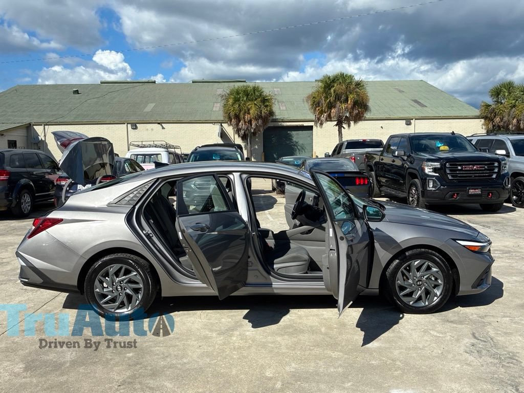 Used 2024 Hyundai Elantra SEL FWD image 19