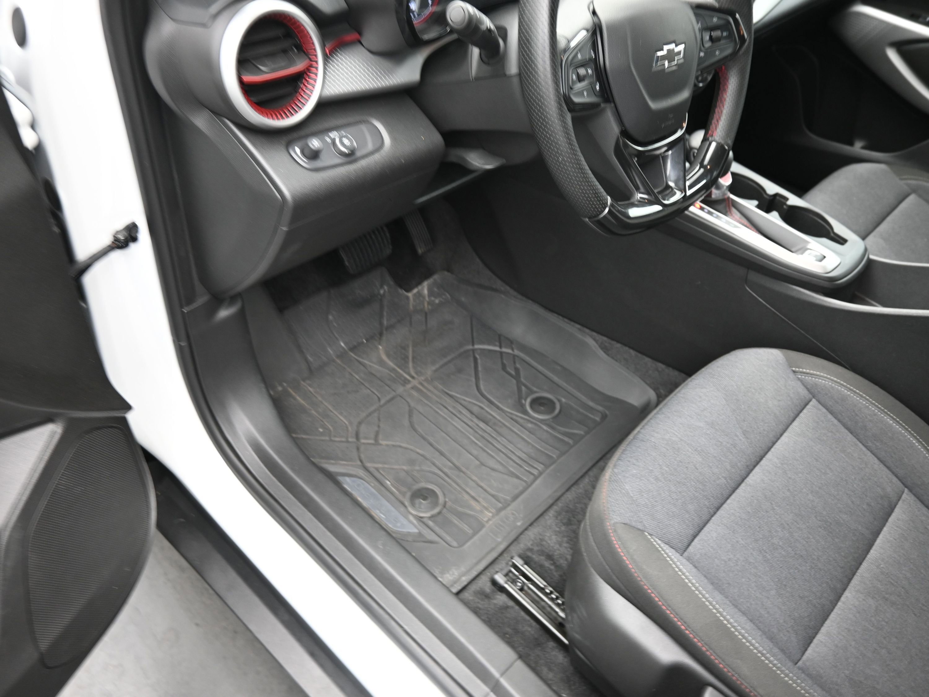 Used 2024 Chevrolet Trax RS w/ Sunroof Package image 14